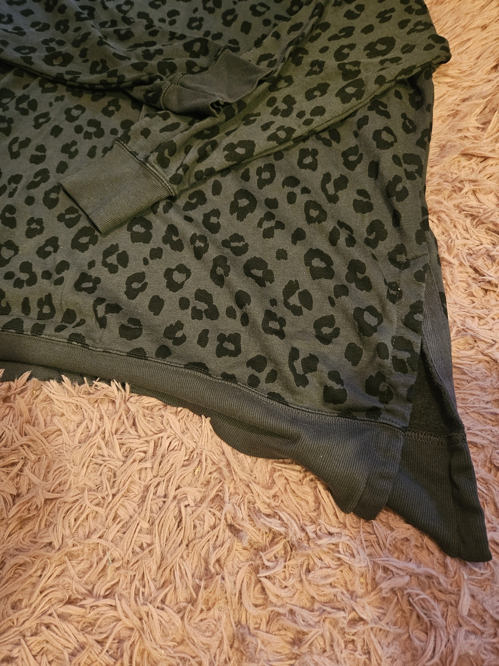 Old Navy☆Charcoal Gray Leopard Print Long Sleeve Top - Picture 4 of 4